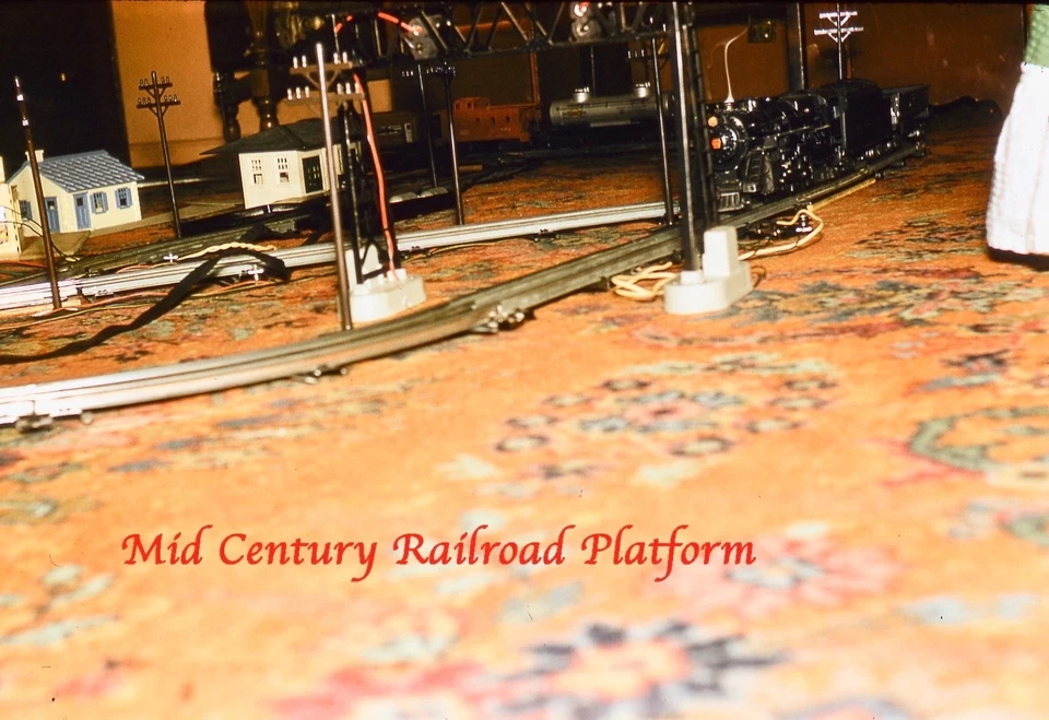 Navidad mostrando un diseño de modelismo ferroviario probablemente con trenes Lionel, diapositiva 1958 Foto 1 de 1