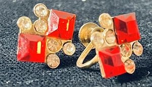Pendientes vintage firmados por CORO tono plata tornillo trasero con pedrería roja - Imagen 1 de 3