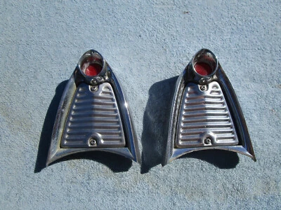 Victoria Dairlane 1955 biseles de luz de respaldo Foto 1 de 4