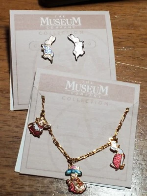 Conjunto de pulsera y pendientes con dije esmaltado Peter Rabbit/Beatrix Potter FW&Co PESCADO Foto 1 de 4