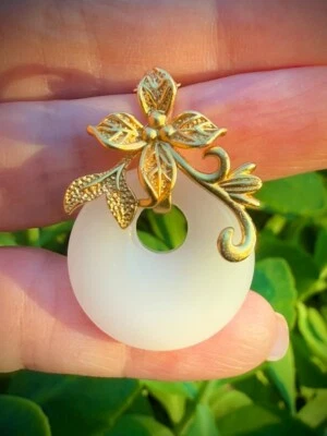 Collar con dije de calcedonia flor donuts de jade oro de 14 quilates sobre plata tallado amuleto Foto 1 de 4