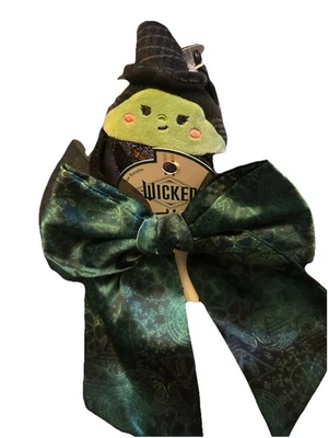 Llavero de felpa Squishmallow Wicked Plus pasador con arco Conair Elphaba Foto 1 de 4