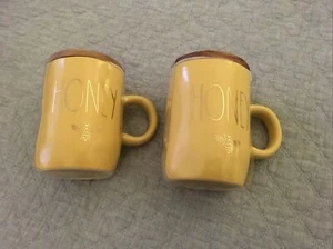 JUEGO DE TAZAS DE MIEL RAE DUNN (2) AMARILLO NUEVO DIFÍCIL DE ENCONTRAR COLECCIONABLES CARTAS DE GRANJA - Imagen 1 de 6