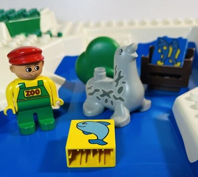 2 Lego Duplo 24x24 Baseplates: White Raised Ramp + Red Flat Plate 6447px1 & 353 - Image 1 of 4