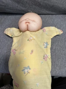 Vintage 1982 Judy Mahlstedt Puppe Puppe Stoff Baby gelb Wimpel Schlafsack - Bild 1 von 4