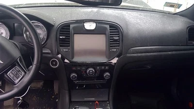 Pantalla de infoentretenimiento usada se adapta a: pantalla Chrysler 300 2014 8,4`` grado A Foto 1 de 4