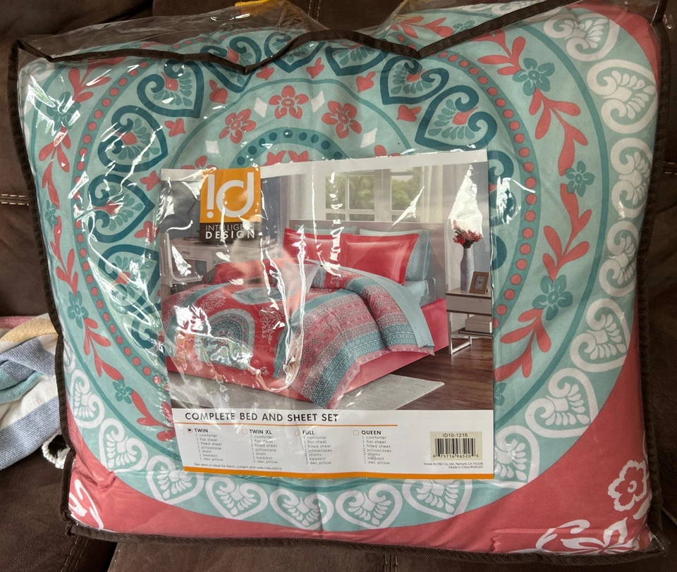 Complete Bed And Sheet Set 7 Pieces - Image 1 of 1