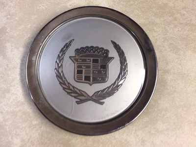 1 1991, 1992, 1993 Cadillac Sevilha, tampa central de roda Fleetwood  - Imagem 1 de 3