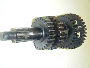 68 69 70 KAWASAKI F4 250 SIDEWINDER TRANSMISIÓN ENGRANAJES EJE DE SALIDA - Imagen 1 de 1