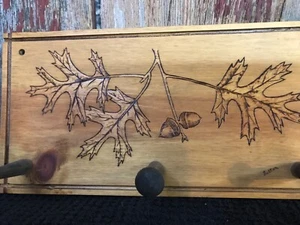 Handgefertigte Holzgarderobe graviert Eichenblätter & Eicheln.........u1 - Bild 1 von 4