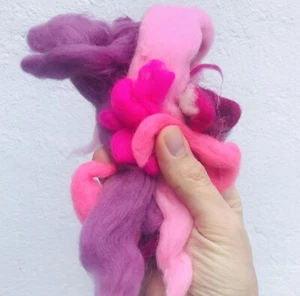 10g Pink Felting Wool Scraps - Perfect for Needle & Wet Felting Projects - Picture 1 of 3