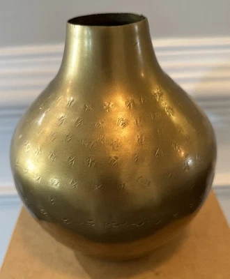 古董花瓶铸铁金属花卉花瓶金锤蚀刻6英寸二手二手二手二手二手二手二手二手状况完好 — 第 1/4 张图片