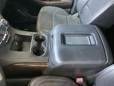 Consola central inferior delantera usada se adapta a: Chevrolet Suburban 1500 2019 piso con modelo Foto 1 de 4