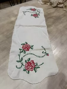 Corredor de mesa vintage bordado a mano rosas lino rojo blanco y verde 33x11 - Imagen 1 de 5
