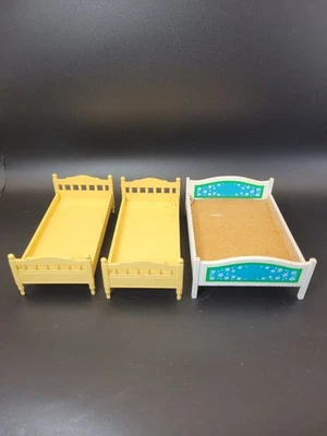 复古 Lundby? 娃娃屋家具蓝色天堂床和2张黄色床无床上用品 — 第 1/4 张图片