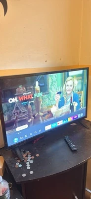 Insignia 43 4K Ultra HD Smart Fire TV con control remoto por voz Alexa Foto 1 de 2