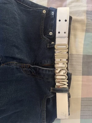 Cinturón Moschino blanco con hebilla plateada Foto 1 de 4