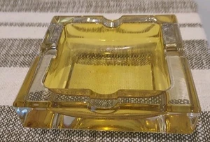 Vintage 70er Jahre Glas 5-1/2" quadratisch 4 Zigaretten Aschenbecher Mid-Century MCM rauchgelb - Bild 1 von 8