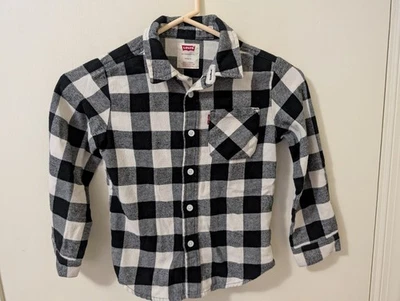 Camisa de franela con etiqueta roja blanca y negra Levi’s para niño talla 5/6  Foto 1 de 4
