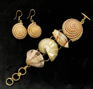 Juego de brazalete y pendientes firmados Charles Albert grueso de metal dorado concha natural - Imagen 1 de 13