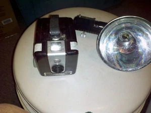 VINTAGE '50s KODAK BROWNIE HAWKEYE FLASH CAMERA WITH CASE & ACCESSORIES - Picture 1 of 4