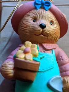 AVON Gift Collection Hobby Bear Ornament - Gartenarbeit - Gartendeko  - Bild 1 von 5