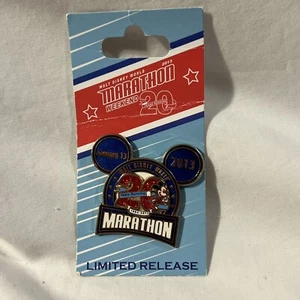 Prendedor comercial Disney Marathon 2013 20 aniversario logotipo Mickey Mouse coleccionable - Imagen 1 de 3