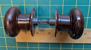Antike runde Nussbaum Türklinken auf Stahlspindel mit Rosetten 2"W Knöpfe - Bild 1 von 10