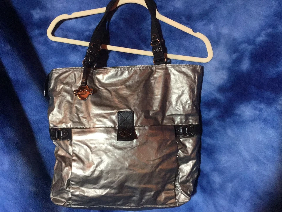 Bolso de Mano Kipling Gris Metálico Recubierto Nylon Cartera con Llavero Mono Metal En Muy Buen Estado Foto 1 de 4