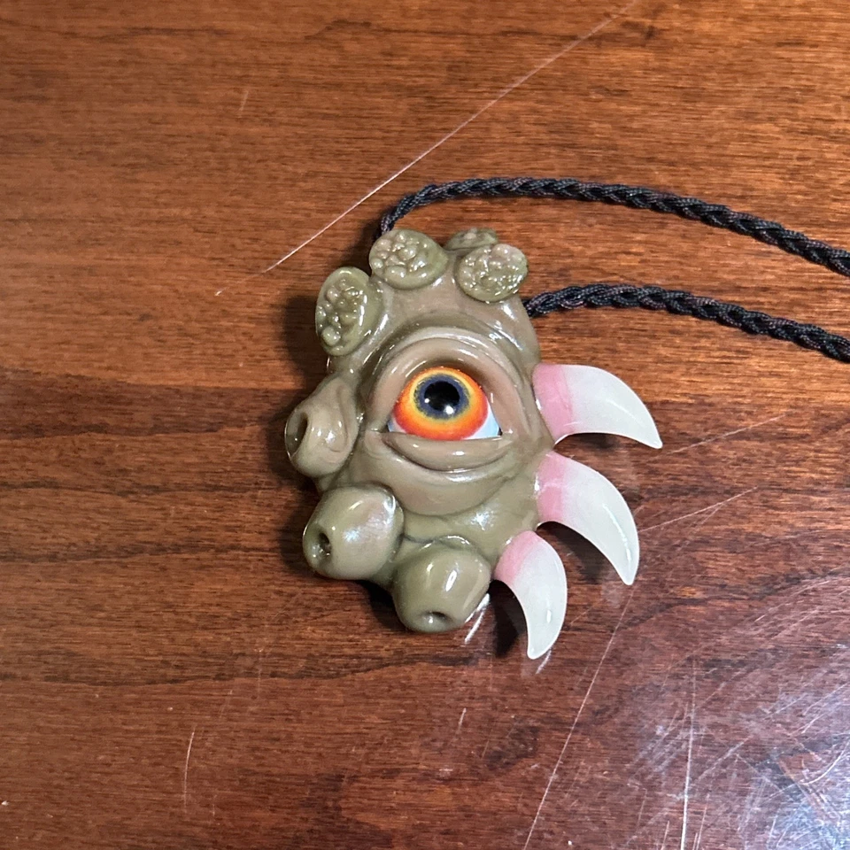 Mini colgante de vidrio salado hecho en Estados Unidos en 2024 firmado por artista Foto 1 de 3