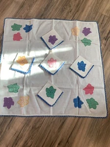 Vintage Blumen handbestickt blau Häkelkante Baumwolle Tischdecke & Servietten 33x33 - Bild 1 von 4