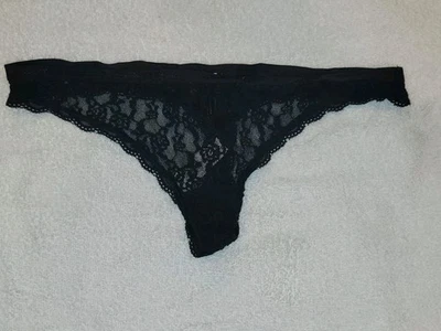 CALCINHA TANGA RARA NOVA COM ETIQUETAS VICTORIA'S SECRET M VIEIRA PRETA MALHA DE RENDA FLORAL - Imagem 1 de 3