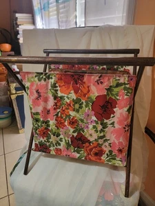 Cesta de costura vintage plegable de tela floral con soporte para carrito de hilo de tejer de madera - Imagen 1 de 8