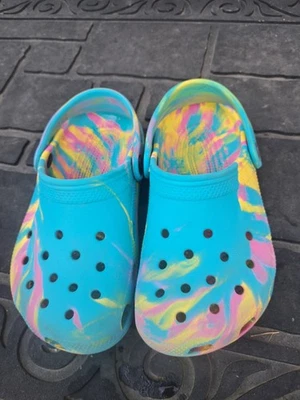 Zuecos CROCS Mármol Corbata Teñida Color Azul Rosa Amarillo Niñas Talla J1  Foto 1 de 3