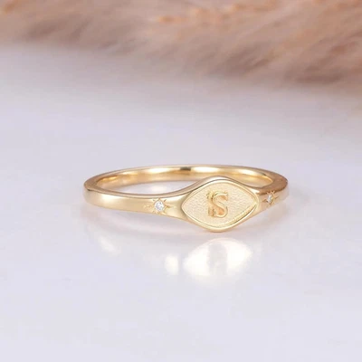 Anillo de sello inicial de diamantes cultivados en laboratorio anillo de oro macizo de 9k promesa regalos para ella Foto 1 de 4