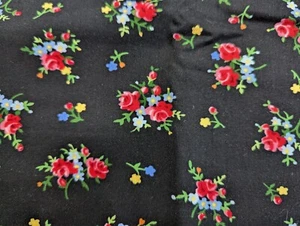 1 Yard + 12"/43" 100% Baumwolle LAKEHOUSEDRYGOODS Fab SCHWARZ mit hübschen Blumensträußen NEU - Bild 1 von 6