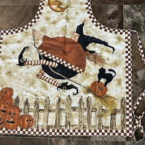 Broomzelda Halloween SCHÜRZE Fliegende Hexe, schwarze Katze, Lattenzaun, Kürbisse - Bild 1 von 6