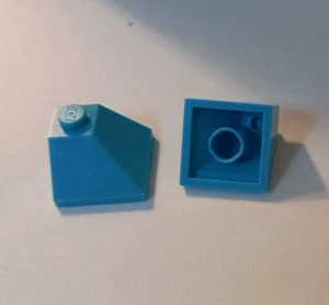 LEGO 3045 LADRILLO PENDIENTE 2x2 ESQUINA TEJA 2 AZUL MEDIO - Imagen 1 de 3