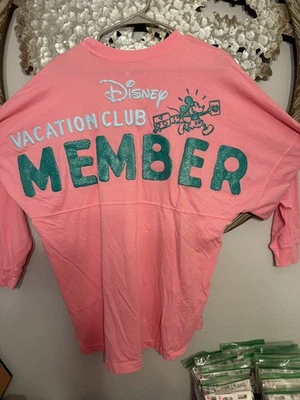 Camiseta deportiva Spirit 2025 Disney Parks Disney Vacation Club (talla grande) Foto 1 de 3