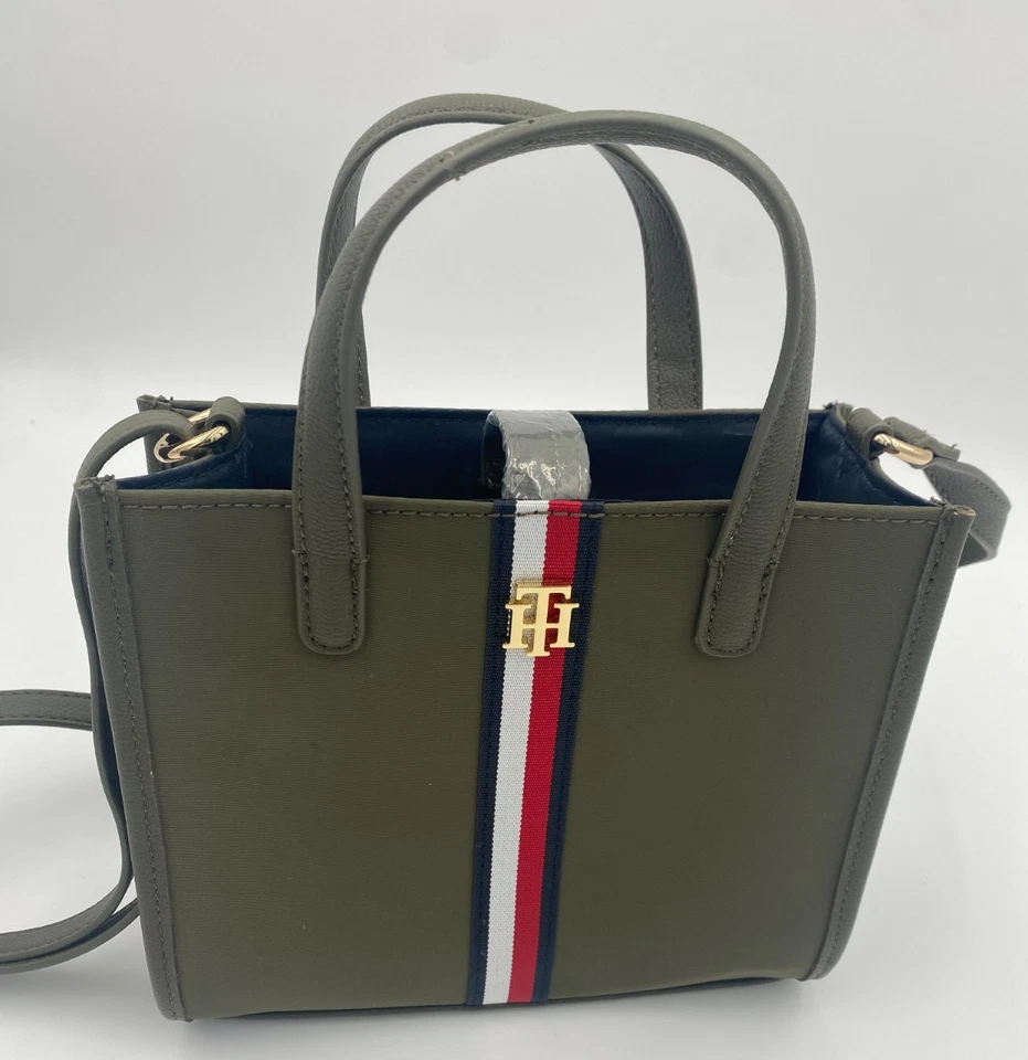 Bolso de mano Tommy Hilfiger de nailon verde con rayas rojas, blancas y azules Foto 1 de 4