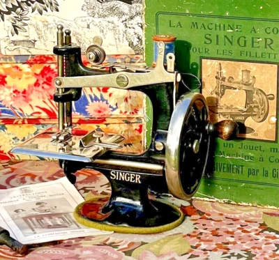 ANCIENNE MACHINE à COUDRE SINGER pour les FILLETTES dans sa boite et notice 1930 - Photo 1/4