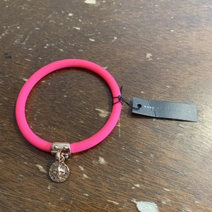 Marc by Marc Jacobs Knockout Pink Silicone Stretch Bracelet with Gold Charm NWT - Picture 1 of 3