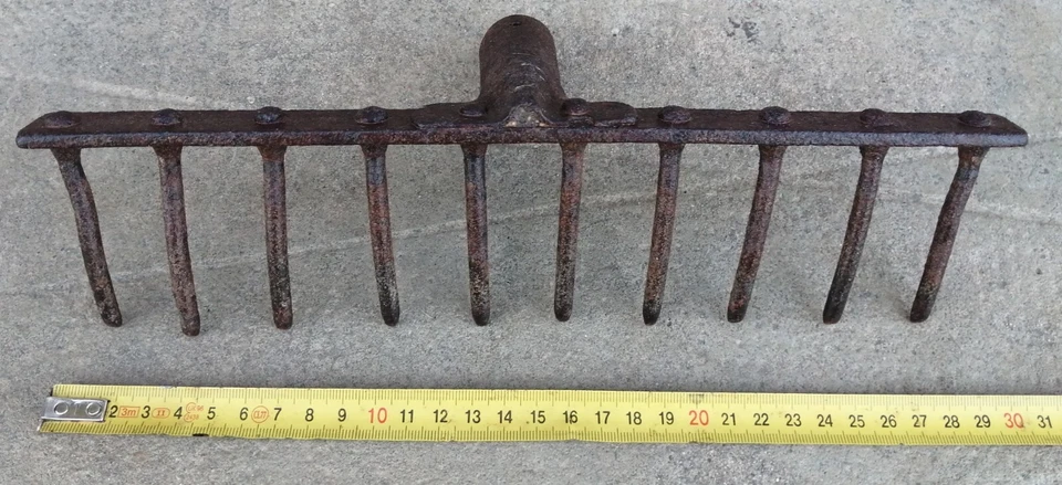 D3- Râteau OUTIL ANCIEN Riveté de jardinage,  jardin, agriculture  - Photo 1/4