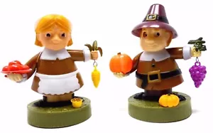 Nuevo Solar Alimentado Otoño Acción de Gracias Peregrinos Niño y Niña (Juego de 2) Base Redonda - Imagen 1 de 3