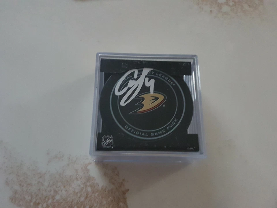 Cam Fowler Firmado Anaheim Ducks Juego Oficial Disco Autografiado Certificado de Autenticidad Foto 1 de 1