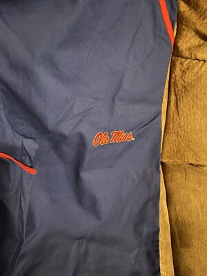 Pantalones exfoliantes mujer talla mediana pero ajustados Luke grandes. Pequeño. Logo Ole Miss en la pierna Foto 1 de 4