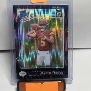 Amortiguador óptico Jayden Daniels 2024 clasificación novato púrpura Prizm - etiqueta naranja - Imagen 1 de 2