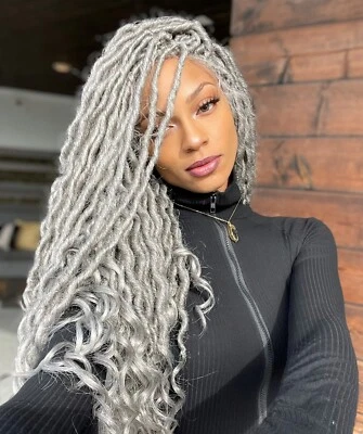Peluca LUXE Andrea 4x4 Rizada Larga 4X4 Atada a Mano Encaje Trenza Gris Foto 1 de 4