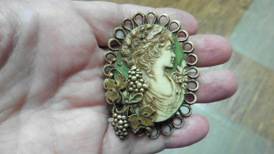 CL14-37) NOBLE Dama con Flores Verde + Blanco CAMEO Pin Colgante Broche Collar Foto 1 de 1