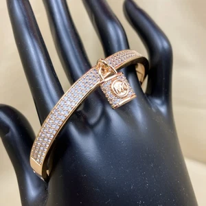 Michael Kors Pave Lock Charm Armreif Armband 14k Roségold vergoldet Neu mit Etikett 175 $ - Bild 1 von 10